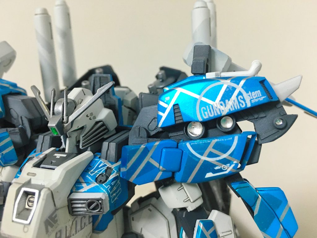 方は一度パーツを切り離し、中にジャンクパーツとクリアレンズでフレームを作り込んでいます。