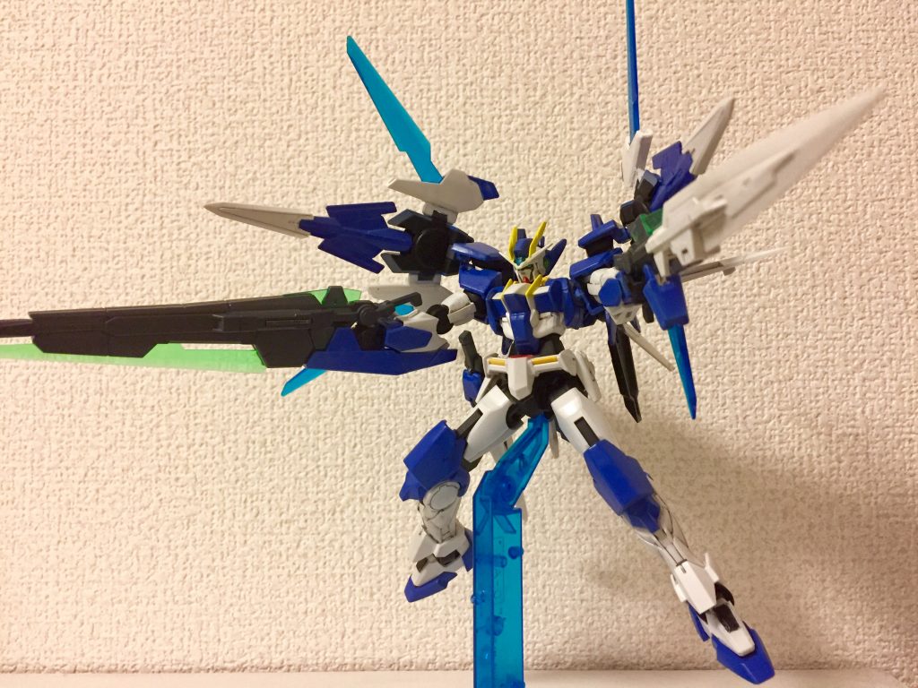 フルバーストモード
搭載されている全ての兵装を全開放し殲滅する本機の必殺技。両肩のクリアパーツはGNフィールドを発生させると見立て、スーパーGNソードⅡのビームを強化する役割がある。