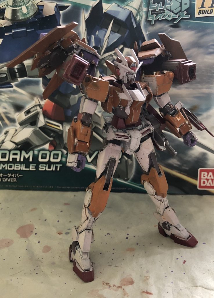 フロントビュー。両肩にGNキャノンを装備。こちらはプラ板で箱組したものにビルダーズパーツのハイメガディティールをつけました。接続にはPCランナーの1番を使用しました・・・がミスで左肩の稼働がしなくなりました。悲しいです。
この武器は作りやすくそこそこかっこいいので自分でも満足しています。