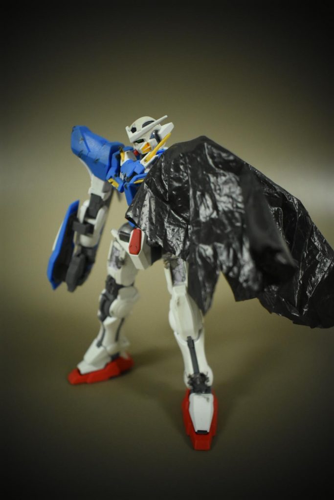 立ち姿2マントは色付きのコンビニ袋を使用車に被せるビニールカバーに見えなくもない