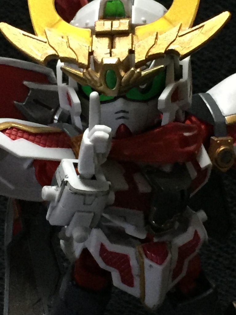 頭のアンテナは一番のこだわりどころ。同じ金でも少し違う色味で塗り分けてオリジナルよりも密度を高めてみた。