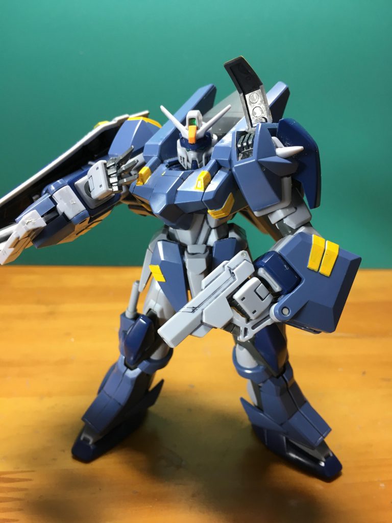 　左肩のスティレットを抜いて手持ちした手首ですが、手甲と同色なのでちゃんと塗ってあげましょう。せめて手甲共通化はしないでほしかったかな。でもこういう形の手首は珍しいです。