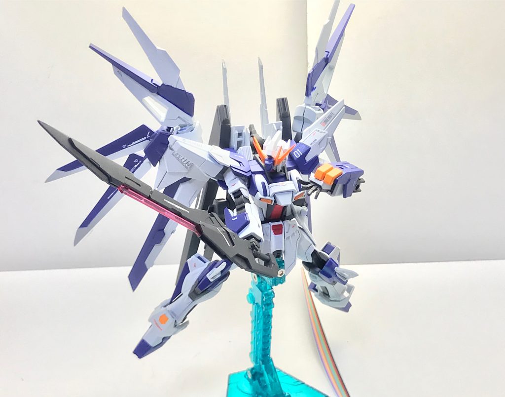 大型対艦刀「ミストルテイン」。対艦刀としての切断力の向上は微々たるものであるが、本装備の本分は威力ではなく、従来を上回る切断力を持つ大型装備が片手でも問題なく運用できるという重量の軽さにある。軽量化にはどこからか流れ着いてきた金属素子が鋳込まれている謎のマテリアルを流用した……という設定であり、非使用時はアブソリュートストライカーのスタビライザーとしても機能している。