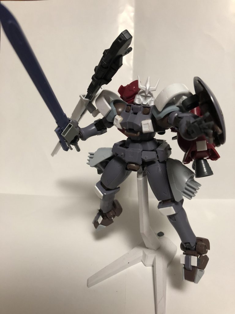 という設定で作られたトールギスNPDです。役割はリーオーNPDの王。ボス。というイメージで作らせていただきました。
もともとリーオーNPDでトールギスを作ろうとしていた時にこの企画が流れてきて参加させていただきました!
皆さんがフォースを結成していく中僕がやりたいのは……そう、NPD側!敵役!私は敗者になりたい!
クエストがあってのGBN。ならば僕がクエストを作り、皆さんのアグレッサーとなり妄想をはかどらせれば……と考えた次第です!
普通のリーオーではなくリーオーNPDにしたのは肩と背中のバックパックを使うためです。
トールギスのパーツは顔や肩、尻、胸の一部にとどめ、ほかはアメイジングブースターやビルダーズパーツバーニアなどでそれっぽく見えるパーツで作ってます。ダイバーズコンということもあってこういう形の方がらしいかなと