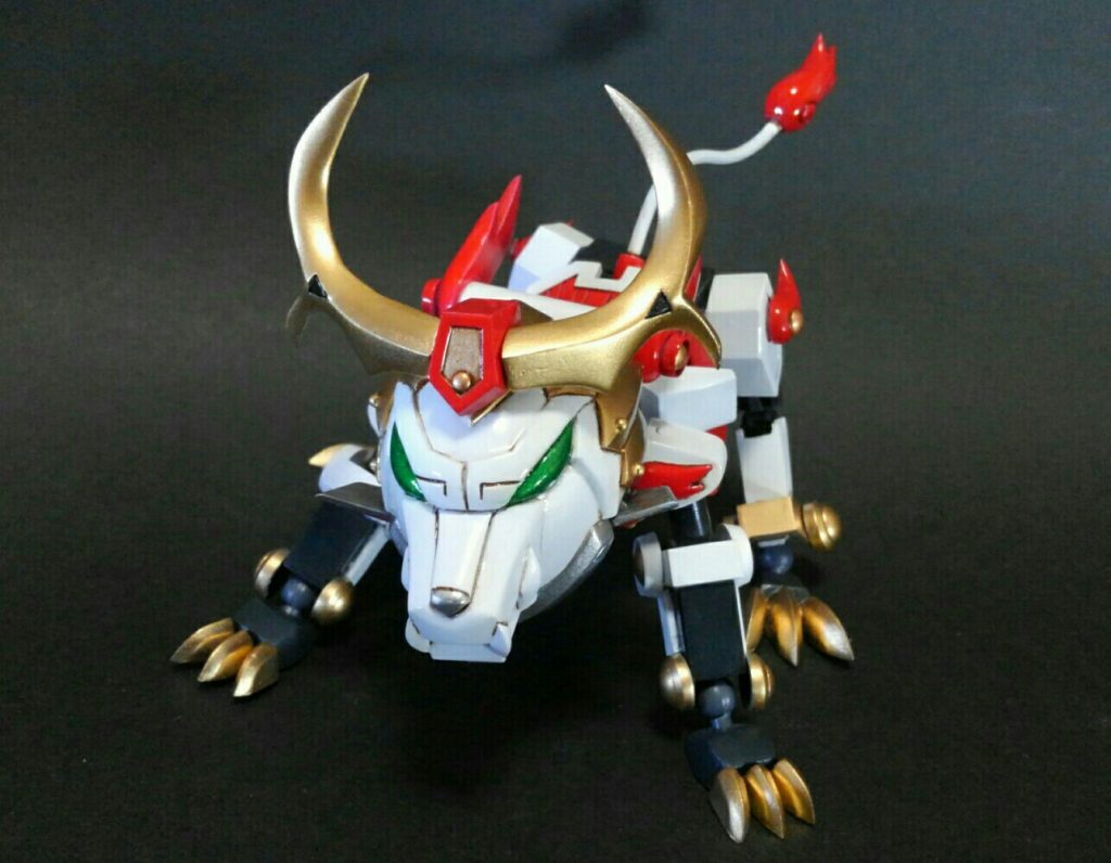 獅子形態への変幻をパーツの差し換えで再現しています。