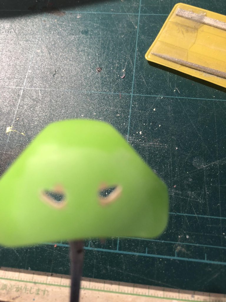 目の加工が1番苦戦しました。
一度大雑把に彫ってパテで整えました