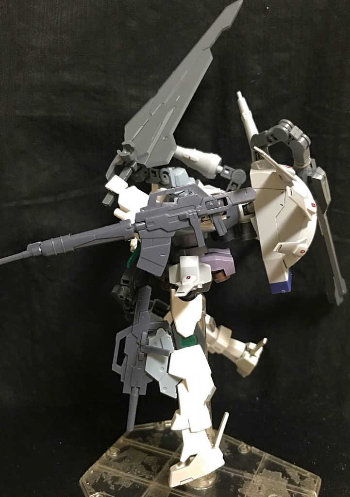 左手でもなんとかバスターソードを取ること出来る