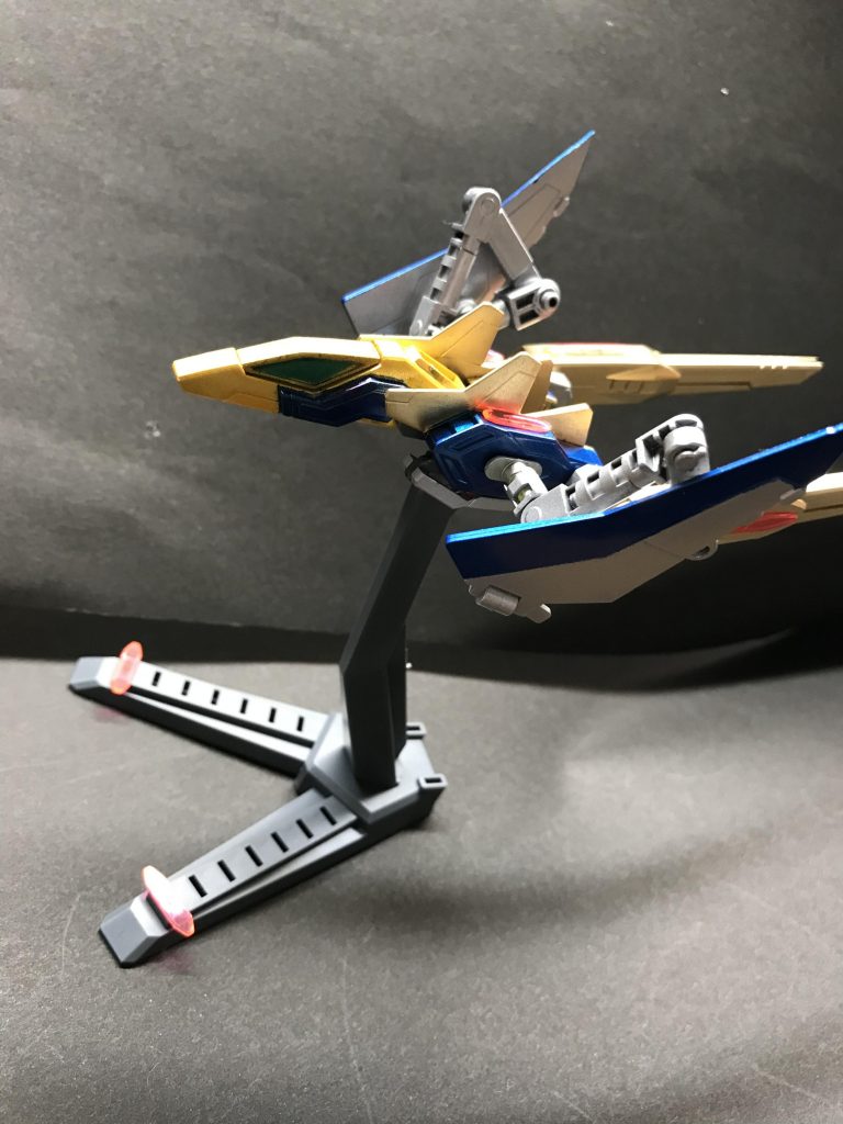 ユニバースブースターを塗装変更、パーツ追加でスタークローズドラゴンにしました。スタービルドストライクからスターを頂くとともに、名前にスタークが入っていい感じ。
黒入れてもよかったかも。