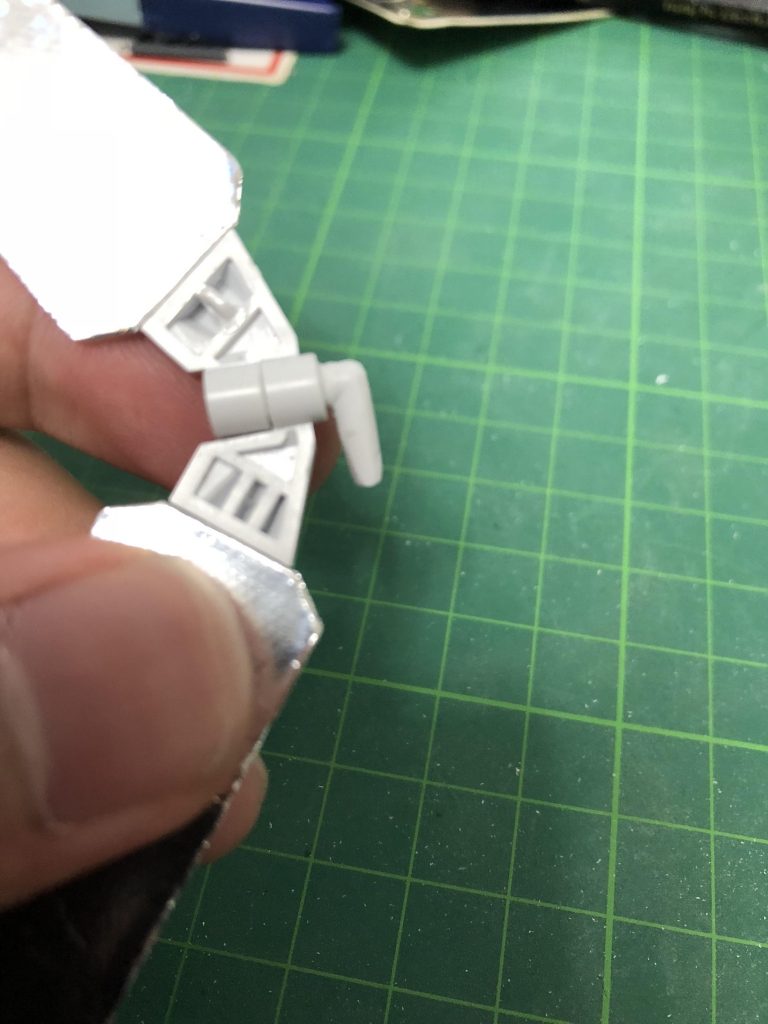 リフレクターを左右に取り付けるためにL字のプラ棒を制作しました。