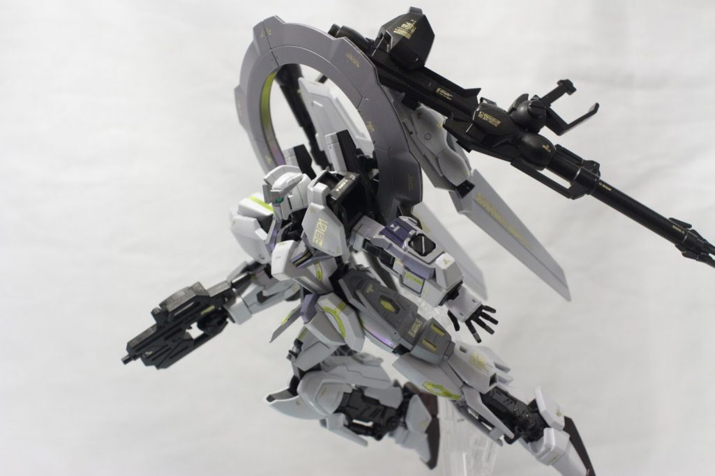 ショートバレルビームライフル。右腰にマウントできます。腕のユニットはアイフィールドジェネレータをイメージ。