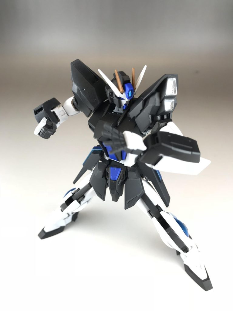 実は手首のユニットにはパンチのインパクトと同時にエネルギーを前方に放出する機能があり、格闘戦も結構得意だったり