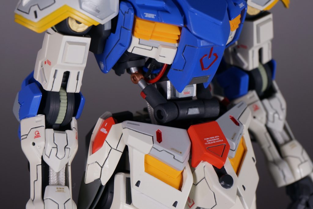 胴体のパイプは左右それぞれ3本づつ