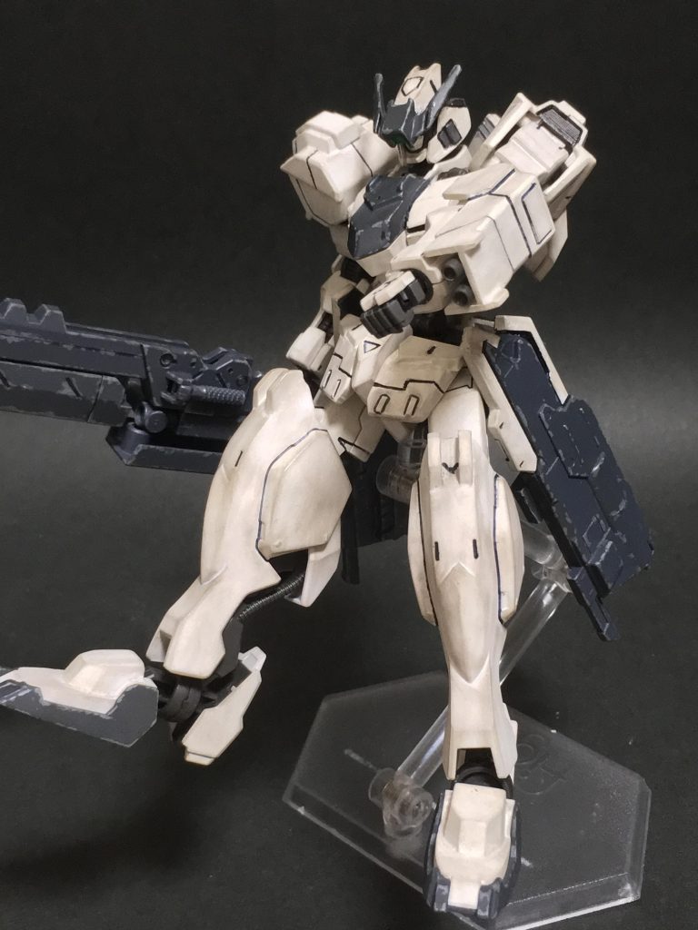 厄祭戦時のグシオンの装甲バリエーションを妄想して作成しました。
バルバトスに比べ冷却フィンのような開口部を減らし、敵に突貫する戦い方を想定して設計された…といった設定です。
ベースをリベイクにした理由は、
・リベイクは厄祭戦時の姿を復元したバルバトス第4形態の予備装甲を流用している。
・バルバトスとは開発順(形式番号)が近く、機体の形状やコンセプトに類似点があると考えられる。
の2点です。
そのため、厄祭戦時のデータを取り入れながらも、その他の要素を多分に取り込んでるフルシティは敢えて使いませんでした