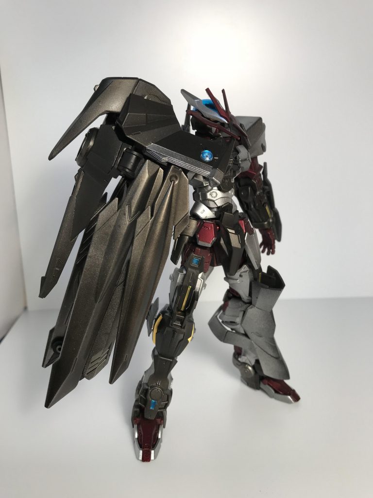 Dエクステンションモード。
自分のイメージでは白より銀色っぽい印象だったので、全身ホワイトシルバーで塗装してからディープクリアレッドとスモークグレーで塗り分け。