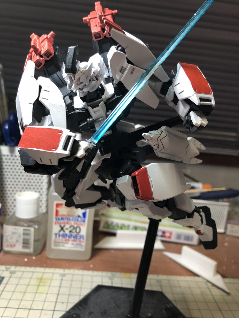 腕部には実弾砲「酢漿草」を装備。至近距離での戦闘に用いられます。