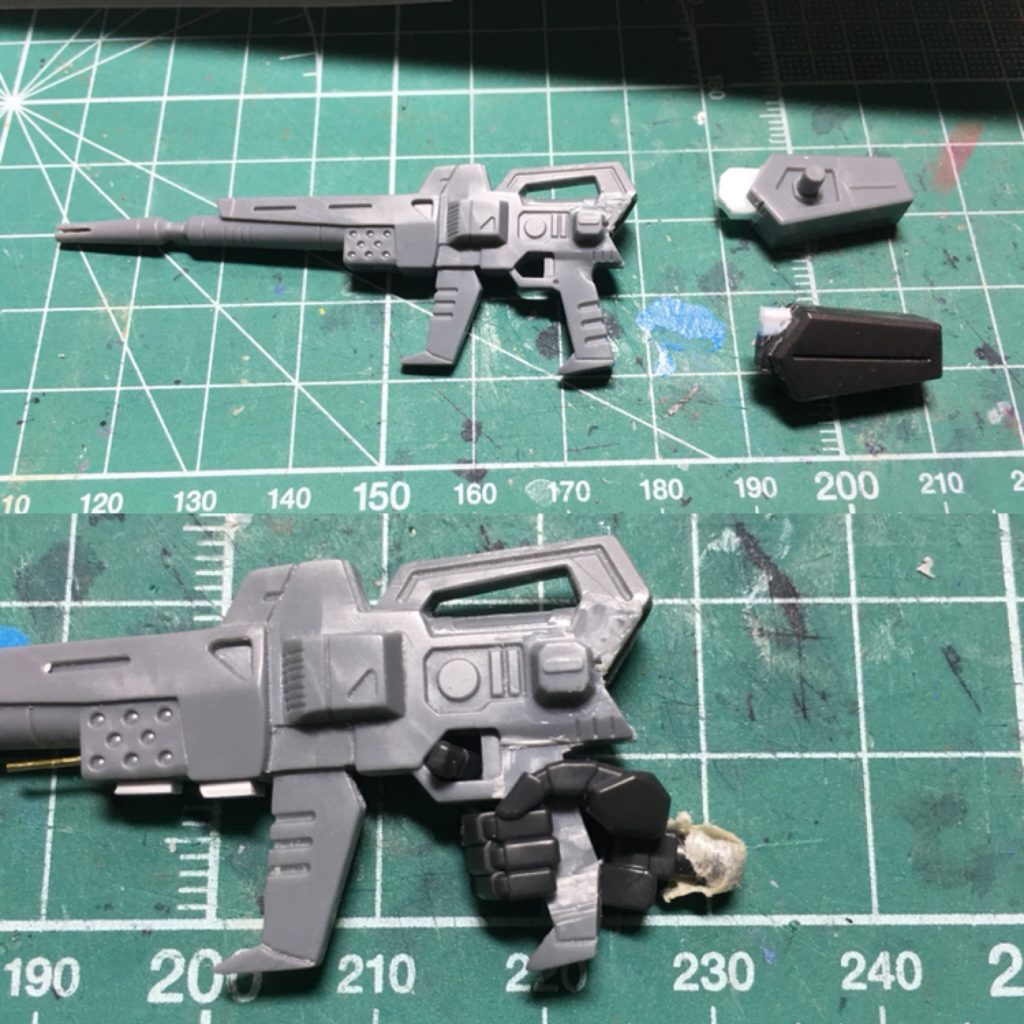 　ビームライフルはDタイプのパーツに予備マガジンがあるので、これと換装できるように加工。ライフルは単なるモナカ割りなので、接着してから切り離しました。マガジンとライフルの境目には一切ダボが無いので、空洞に嵌まるようにプラ板でダボを製作。

　Dタイプオプションのものは裏をプラ板でふさぎ、成型されているダボらしきものを加工。左右幅を狭めるために彫刻刀でそぎ、上下幅を増すためにプラ板で上部の厚みを増します。四方の形状が決まってから長さを調整しました。

　またそのままではシステムウェポンの持ち手に合わないので、グリップの厚みと前後幅を削り収まるようにしました。