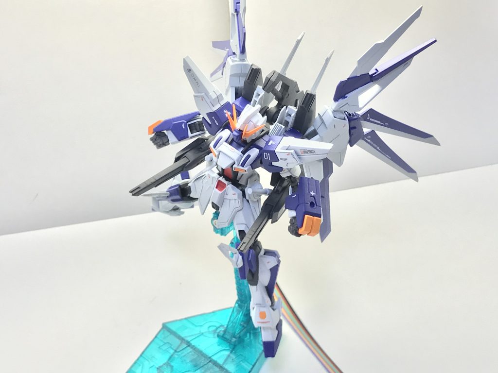 リニアレールガン「ルドラ」。アブソリュートストライカー下部に装備されている電磁砲であり、ビーム兵器に対して耐性を持つラミネート装甲や鉄血のオルフェンズに登場するナノラミネートアーマーなどに対抗するため装備されている。クスフィアスと比較した場合銃身を短くしたことで短距離での取り回しが向上している分、単純な威力では劣っている。