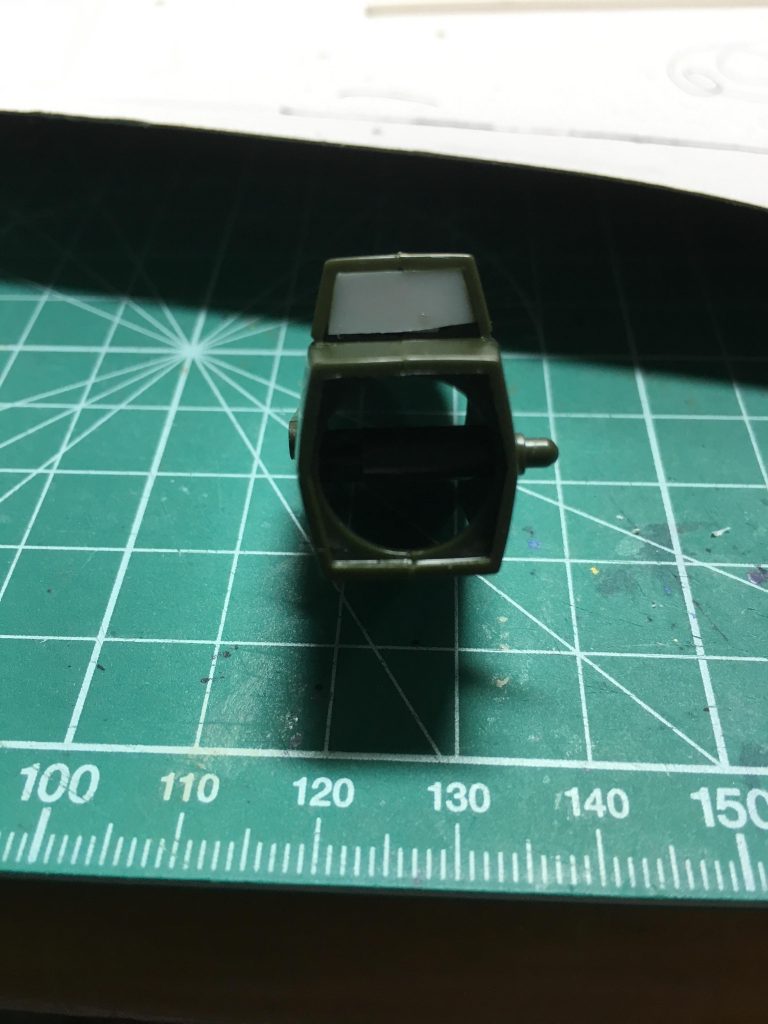 　ミサイルを接着出来るように0.5mmプラ板を開口部に貼り土台にしました。