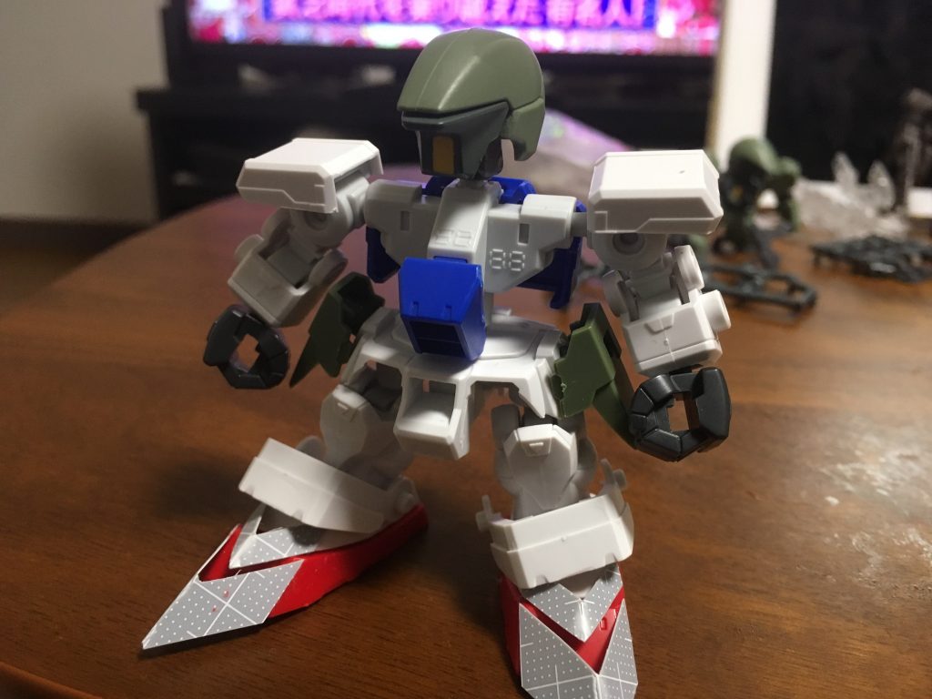 ガンダムの装甲を切ったり、プラ板貼って見たり。頭をフレームオペレーションのグレイズに切り替えました。