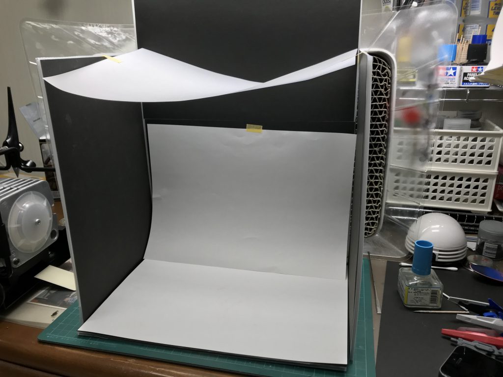 作業工程を撮影するのを完全に忘れていたので撮影ブースを…
お金をあまりかけたくなかったのでプラダンと黒い画用紙とコピー用紙とトレーシングペーパーをで自作しました。
思いのほか綺麗に撮れて良かったです。