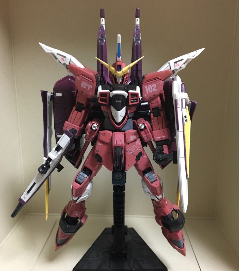 ブーメランの先端を尖らせたり、フロントアーマーの大型化、脛の延長、顔部分のアンテナの形状変更をしています。