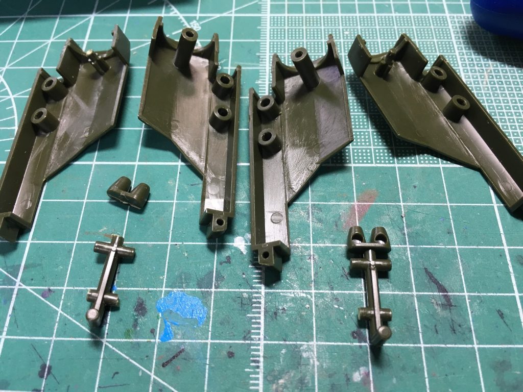 　腕部ミサイルは切り取って塗装後に接着。裏の肉抜きは劣化した瞬間接着剤をパテ代わりに詰めて整形。