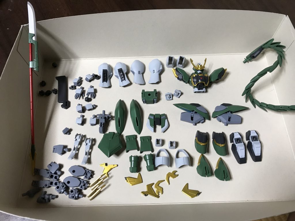 塗装で苦悩してみたり。
当初は煌ギラーガが青を基調とした配色でしたので、青でまとめてみようと考えておりました。
その一方で、どうしても哪吒カラーが頭から離れなかった為、最終的には少し澱んだグリーン系の色となりました。