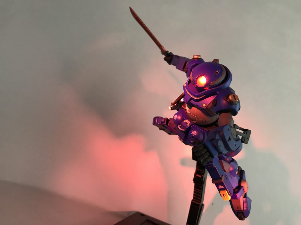 必殺技〜メテオリティス〜
EXAM発動時に背中のコンテナや武装をパージし、機体に攻撃をはじく赤い光を纏わせて敵に高速で突撃し、敵機体を貫き勝つ技。
敵を貫いた後、着地失敗すると自爆してしまう(笑)
ただ、爆破範囲が広いので爪痕は残す。
メテオリティスはギリシャ語で「隕石」という意味です。