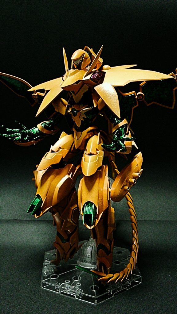 黄色い衣をイメージした装甲。金属というより生体のような質感を目指しました。