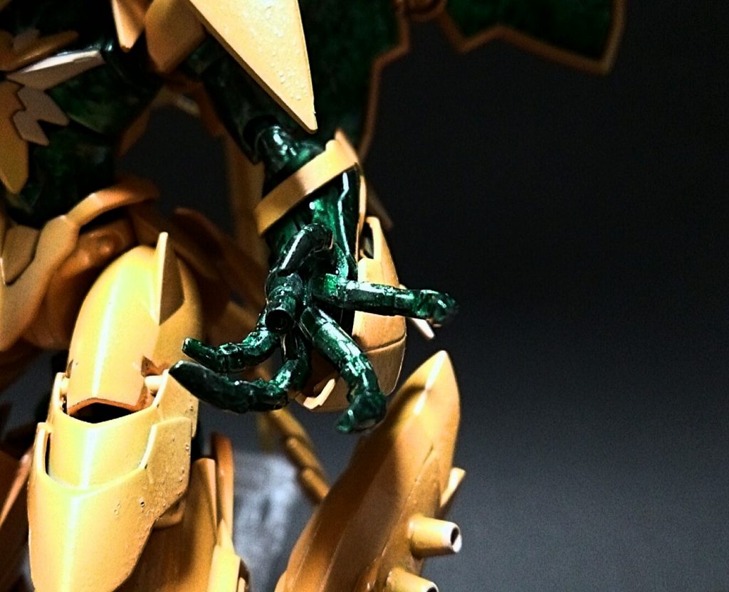 指は延長して異形感をアップ。