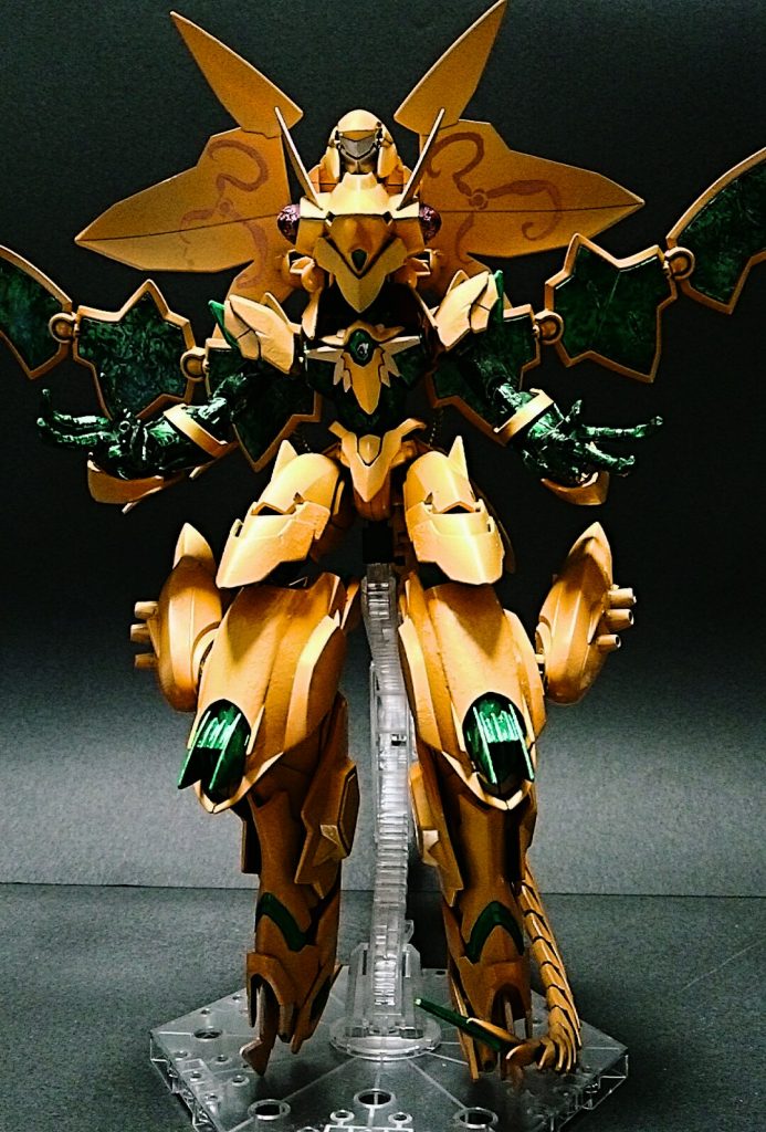 上半身と羽根にはラップ塗装で黄衣部分とは違った生体感を表現。