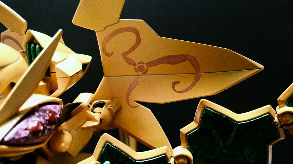 頭部にあるもう一対の翼の内側にはハスターを表す『黄の印』が。