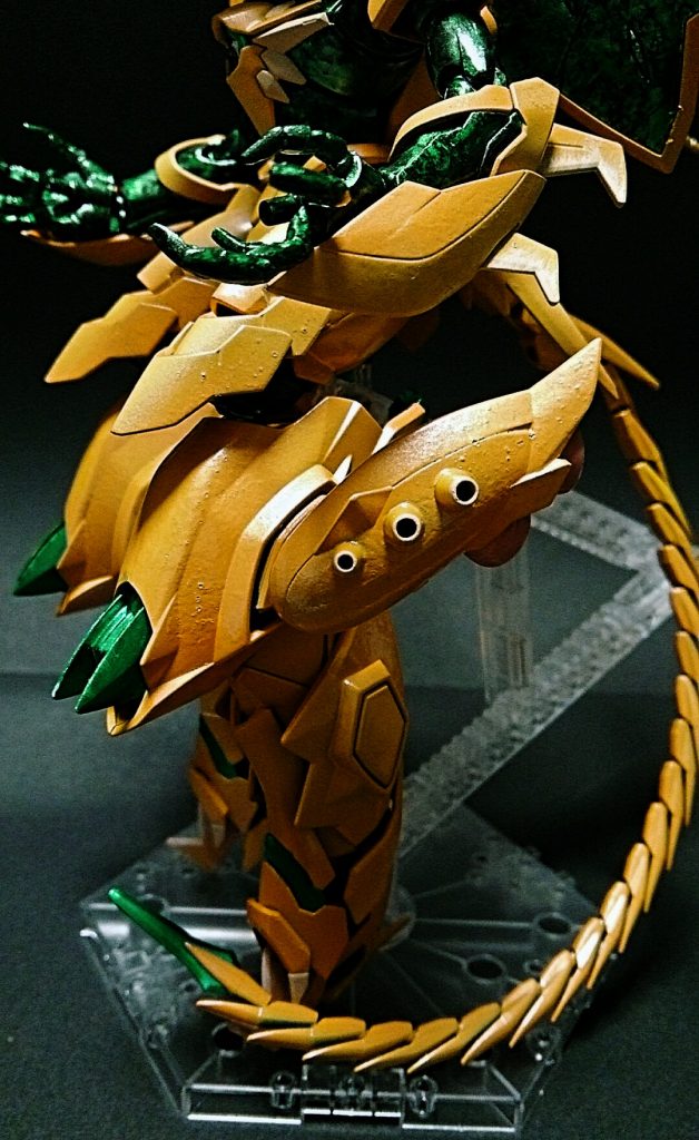 下半身に大型ブースター。生物的なディティールにこだわりました。