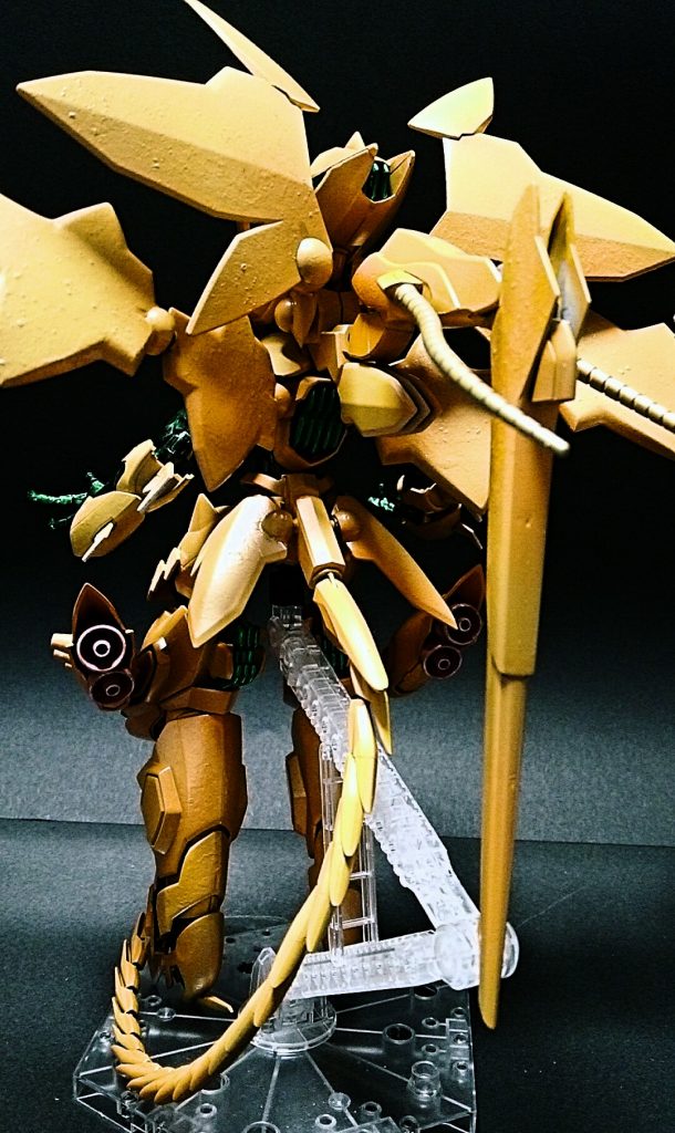 背面には大型の尻尾型ビームライフルが。