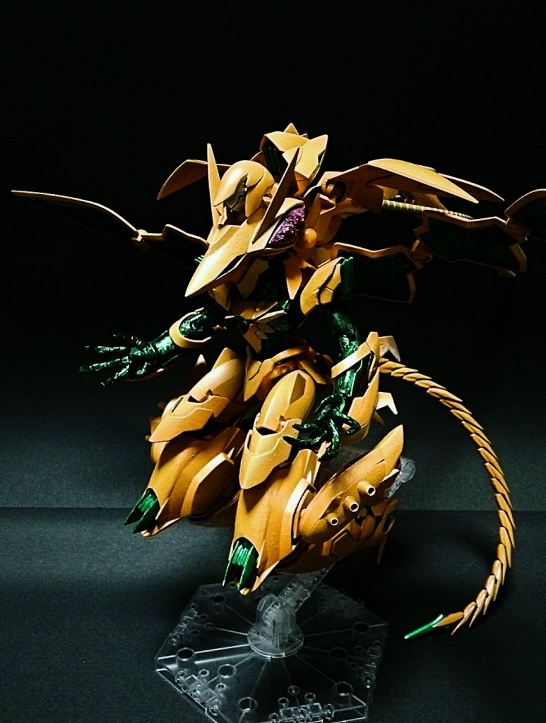 足を畳んだ、宇宙空間を飛ぶ巡航形体。