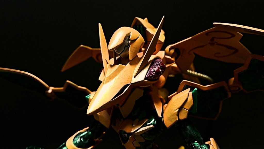 頭部には周囲を睨む眼球と無機質な銀色の仮面を着けた頭が。