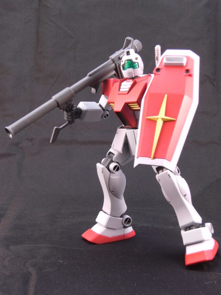 バズーカも装備。砲身が白いのはガンダム用で同色のバズーカは量産タイプという解釈。