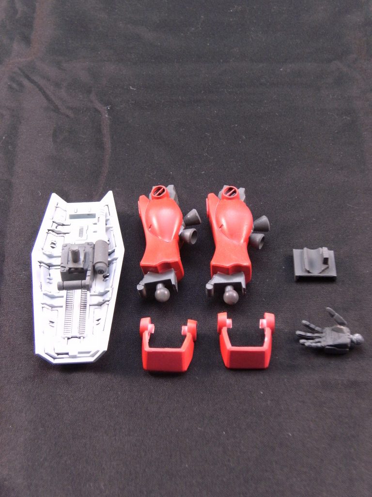 空間突撃仕様の脚部パーツ、ジムに付属の平手を右手用に改造、腰部サイドアーマーに取り付けられるスプレーガン用ホルスター、サーベルラックを取り付けたシールドを用意しました。