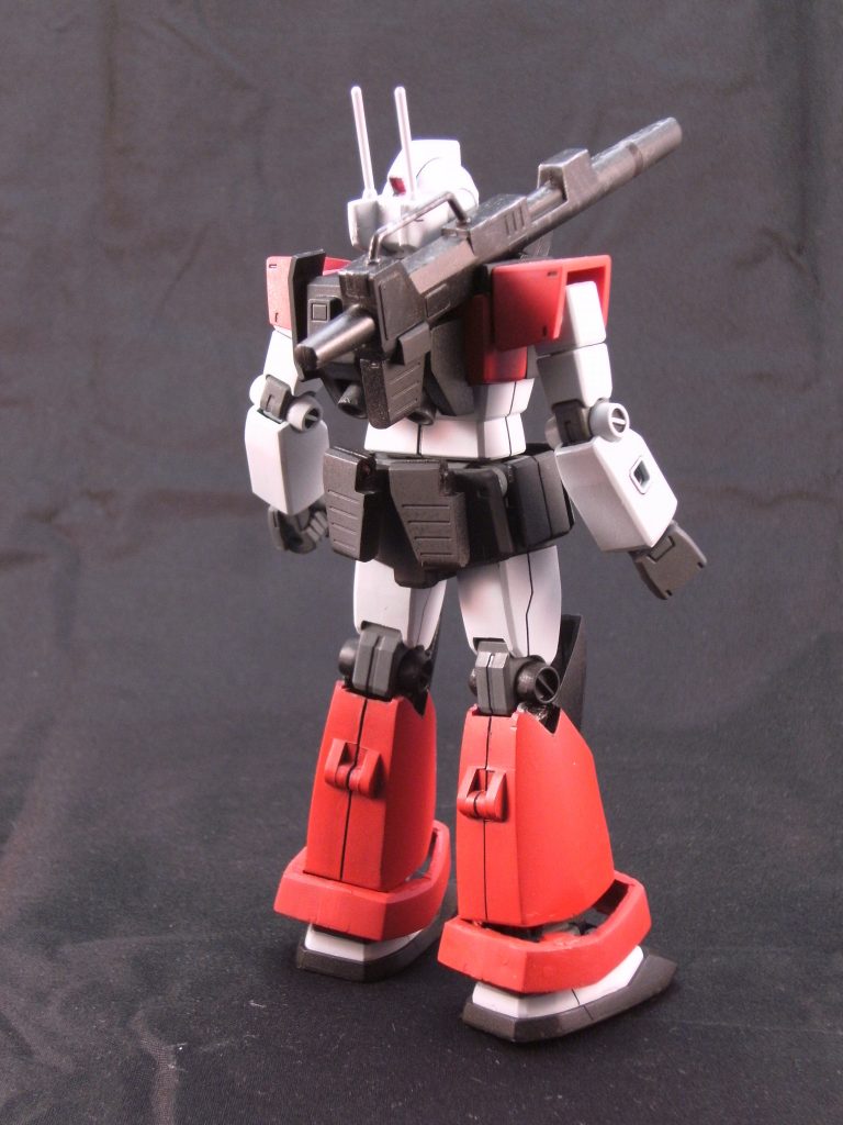 リアビュー。
腰部リアアーマーのキャノンの予備マガジンは、旧キットのギミックを活かして取り付けてます。