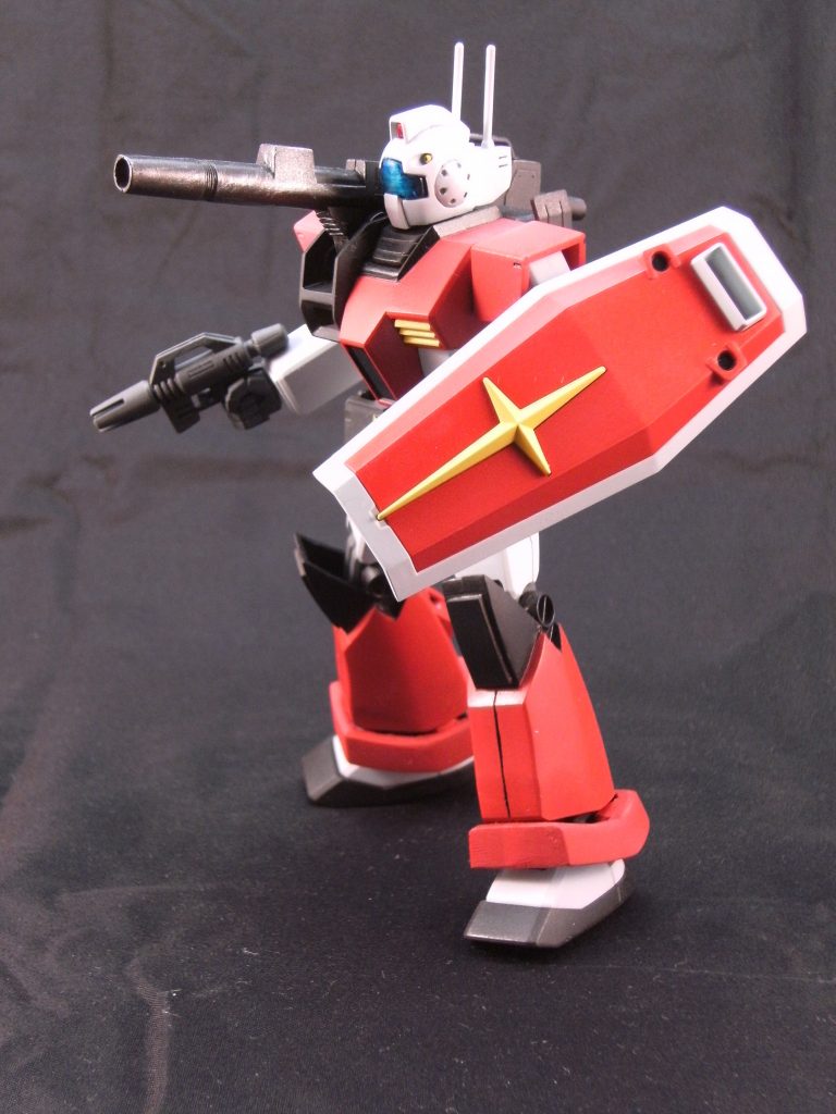 シールドとスプレーガンを装備。