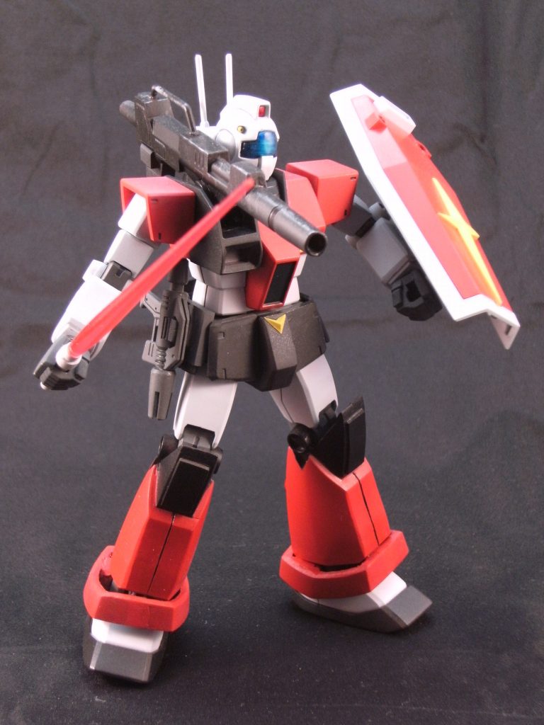 スプレーガンをホルスターに掛け、サーベル装備。
ホルスターはサイドアーマーにスライドして装着、スプレーガンは突起に引っ掛けるだけです。