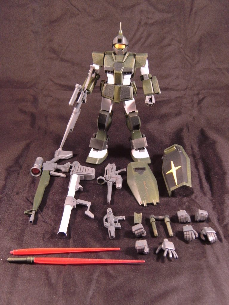 本作の全容。
HGUCガンダムのパーツも使っていたので、シールドやバズーカ、オリジナルな武器も用意しました。
また、当時はまだビルドパーツが無かったので、ハイディテールマニュピレータ(HDM)も使いました。
