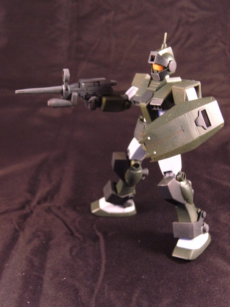 オリジナルで専用のビームライフルとショートシールドを製作。
特に設定は無く、ジャンクで仕立てた装備です。