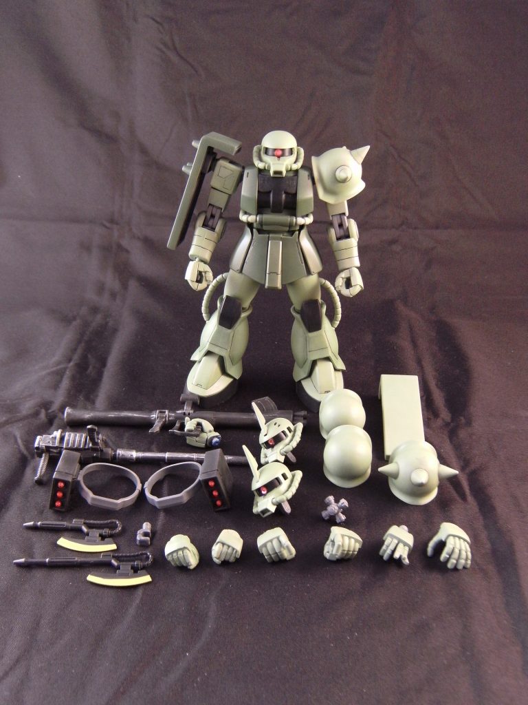 本作の全容。
組み替え用のパーツもあり、ボリュームがあるように見えます。
ザク本体の加工はF型と一緒で、旧ザクの胴体や腕部を使用してます。