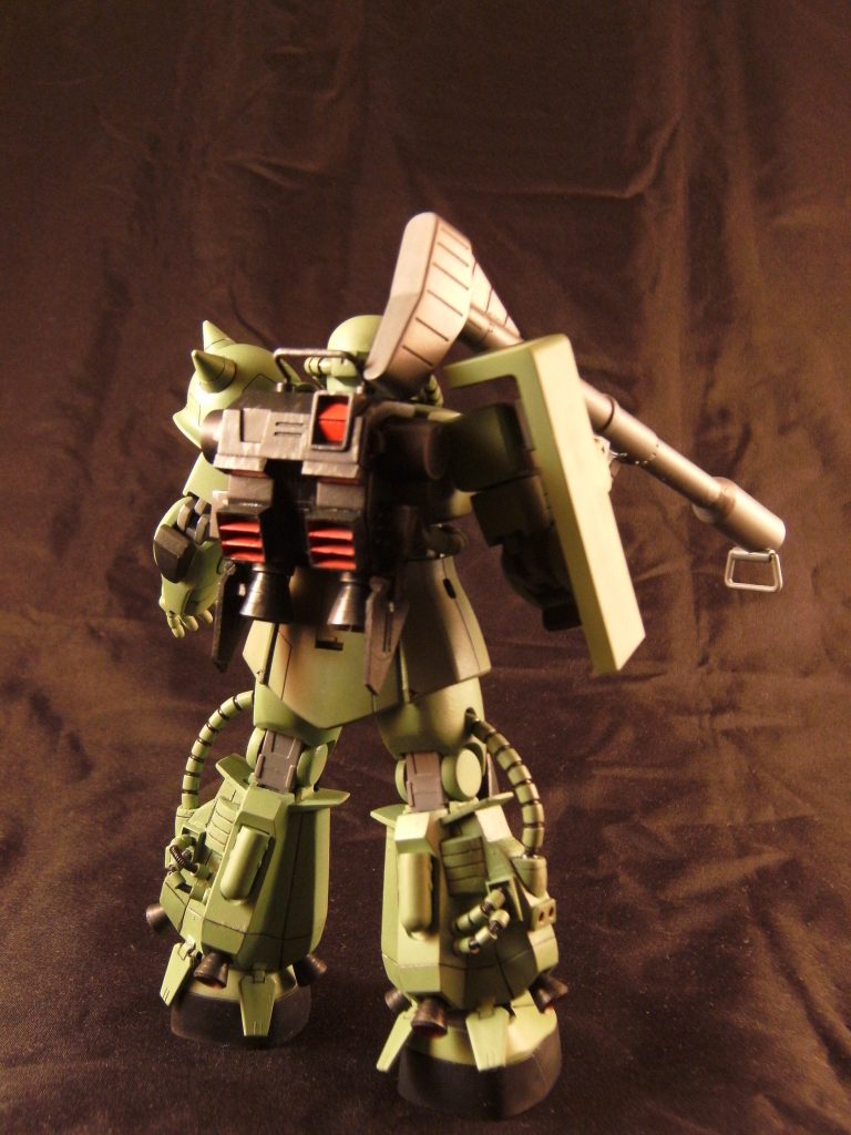 リアビュー。
バックパックのバーニアは、基部がボールジョイントなので若干動きます。
羽根部分も後ハメ加工するためプラ板の新造にしており、動きます。