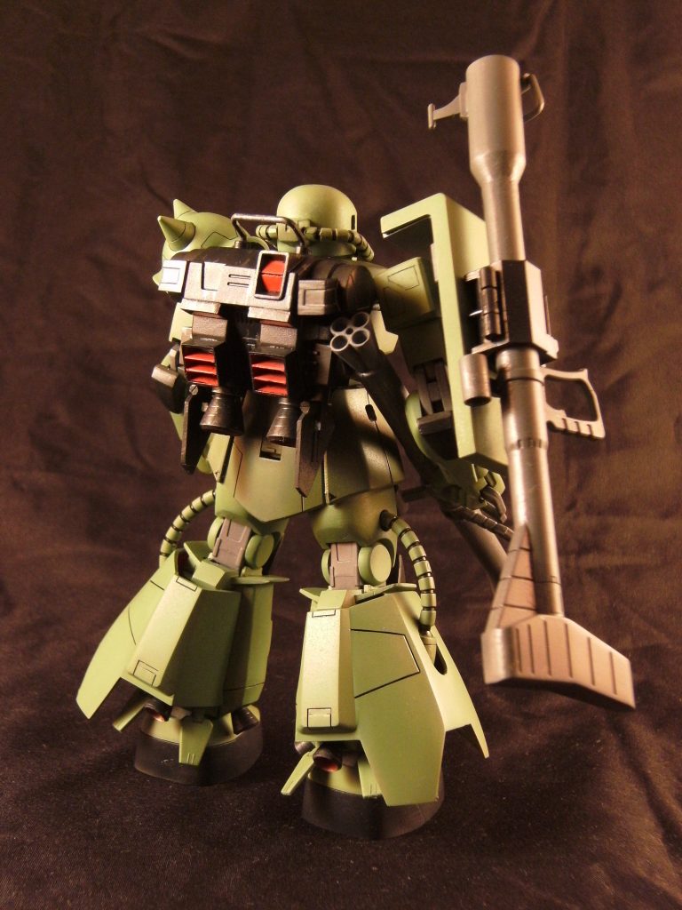 シールドの武器ラックはネオジム磁石で固定しています。
バックパックの両サイドのタンクもネオジム磁石による固定なので、R-1型と容易に交換出来ます。