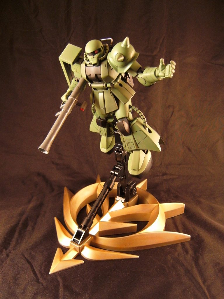 地元模型店のコンテストに出品するため、合わせてジオンマークのアクションベースもシルバー下地のクリアーオレンジでゴールドっぽく塗装しました。