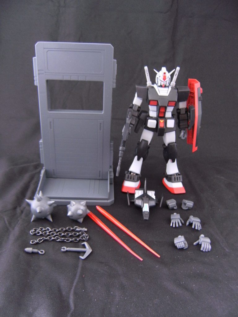 本作の全容です。
ハンドパーツはジム改などに付属していた握り手と平手、パワードジム等に付属の手首が可動する平手を用意。
今は廃刊された電ホビの付録「ホワイトベース カタパルトデッキ」も用意しました。