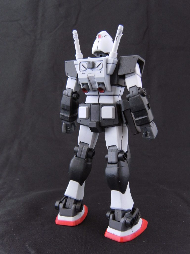 リアビュー。
バックパックのディテールは、旧キットを参考にして製作。
腰部リアアーマーの中央の形状もHGUCキットを盛って削ってで整形しました。