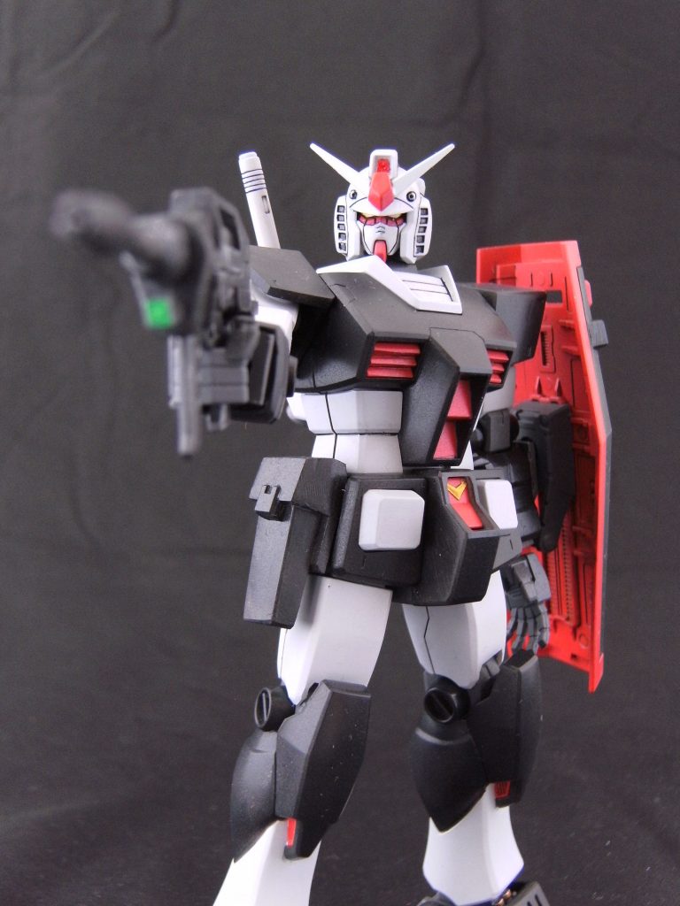 ビームライフルとシールド装備。
銃口下の部分にセンサーを設けたのが自己流の解釈でした。